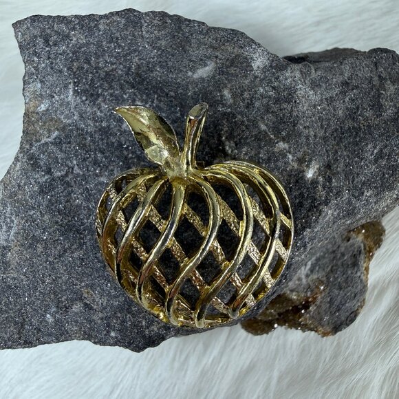 vintage Jewelry - Vintage Gerry's Apple Brooch Lattice Gold Tone Apple Pin